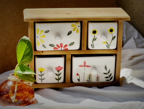 طرح دلخواه خود را در دایرکت اینستاگرام یا واتساپ به شماره ۰۹۲۲۷۳۲۱۱۷۴ ارسال کنید .(استند کشویی سرامیکی مناسب جا جواهر-جا ادویه -استند دمنوش و چای و...)